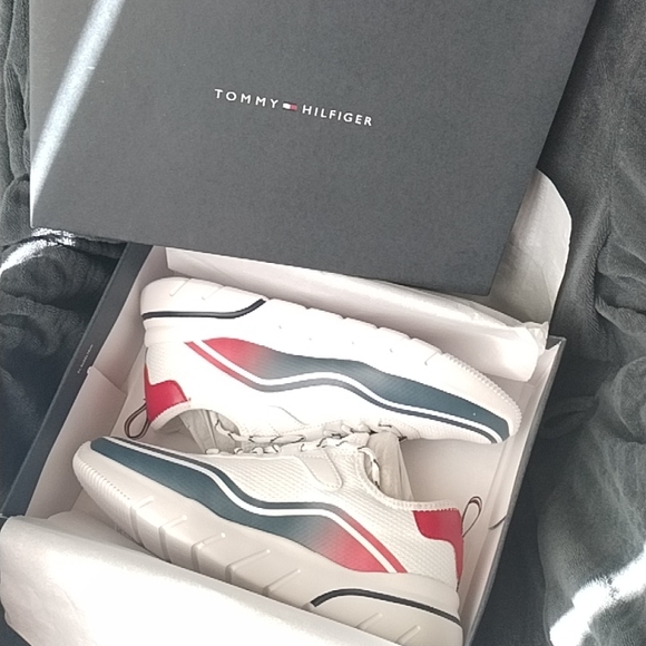NEW Tommy Hilfiger Woman's Ferizi Sneaker - Picture 1 of 10